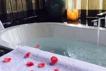 北京水疗池中的失重冥想:当身体学会漂浮